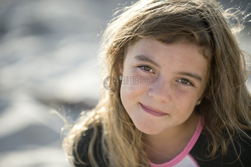 在海滩上微笑的年轻女孩图片