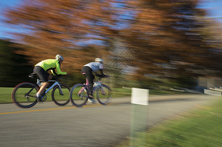 自行车骑手的公路上比赛图片
