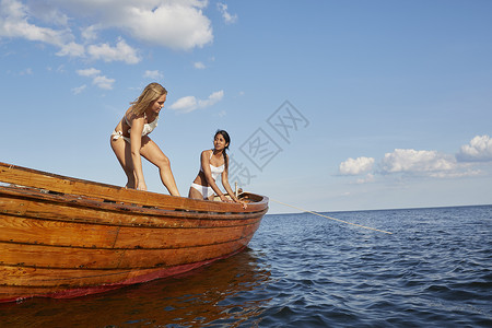 乌俄两族友谊供在海中船上穿着泳衣的妇女两背景