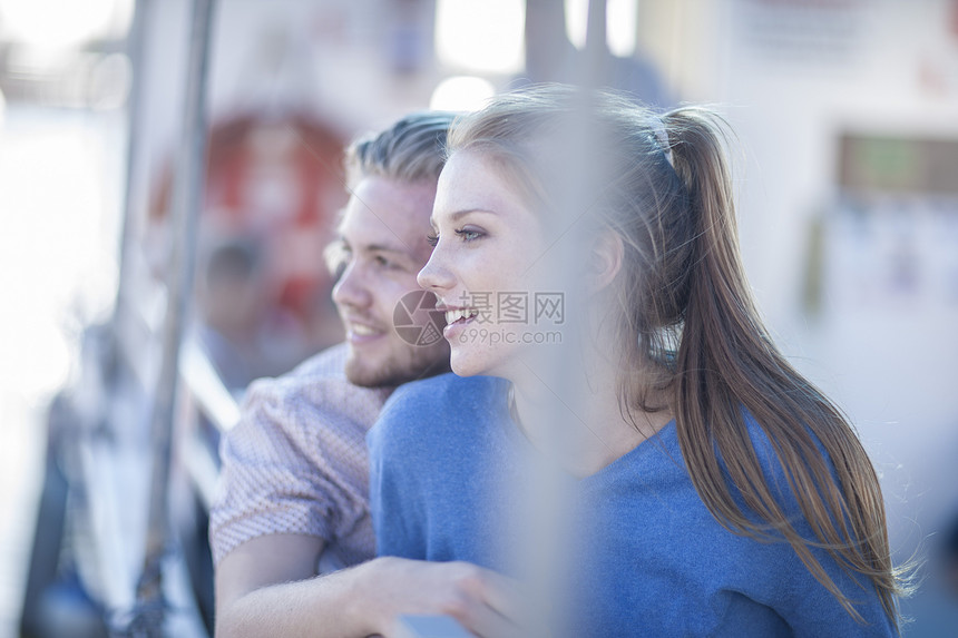 出海旅游的年轻夫妇图片