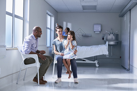 儿童病人及其母亲在医院儿童病房与男医生交谈图片