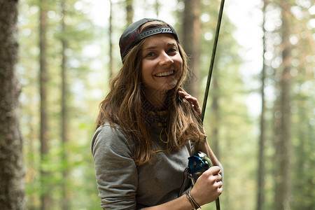 美国俄勒冈州山森林区年轻女登山者的肖像图片