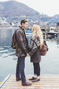 意大利科莫湖码头的浪漫年轻夫妇的肖像牛仔裤高清图片素材