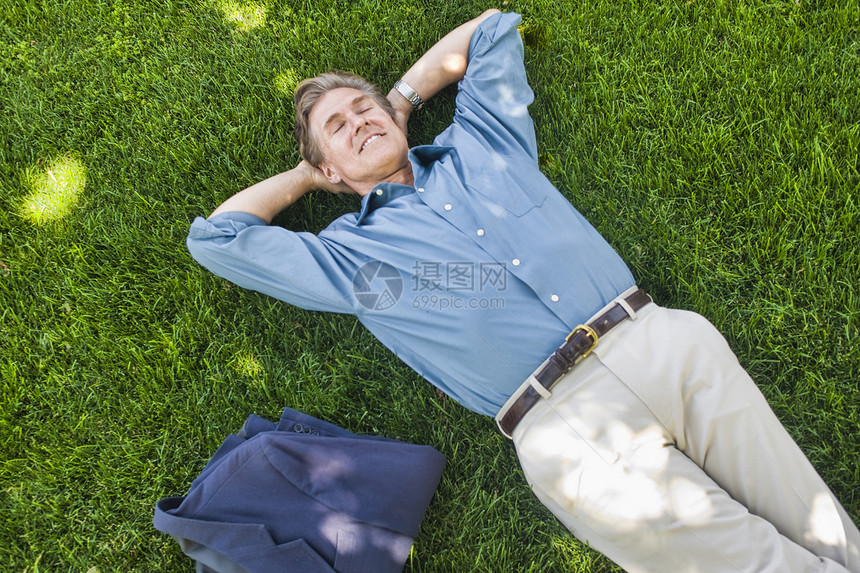 商人躺在草地上放松图片