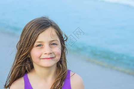 美国新泽西州阿斯伯里公园海滩上可爱女孩的肖像图片