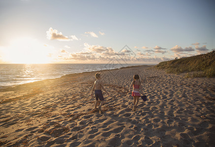 在海滩上玩耍的小男孩和小女孩图片