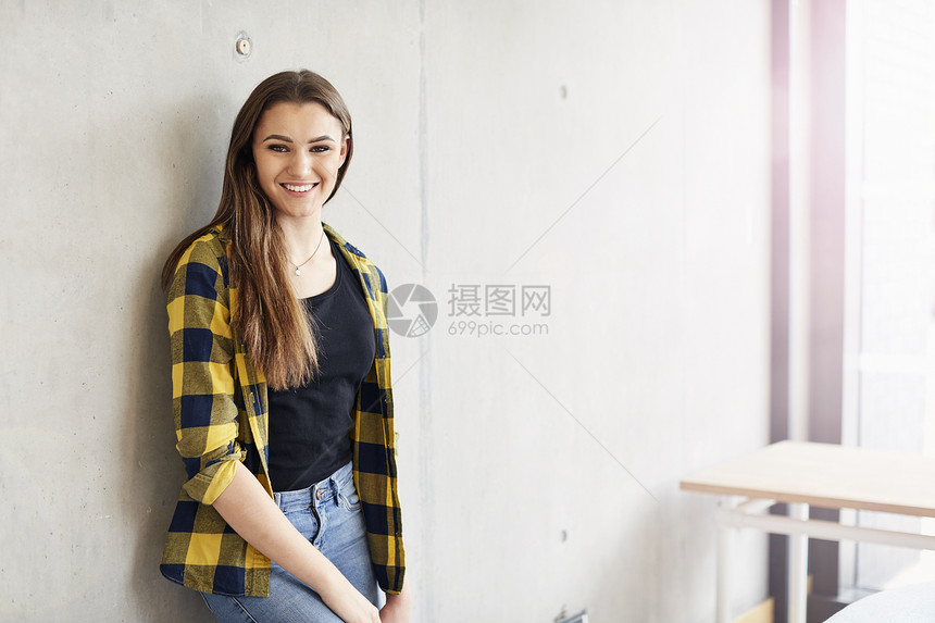 高等教育学院年轻女学生的肖像图片