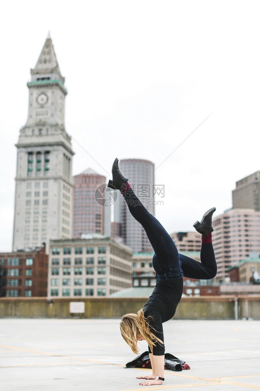 美国马萨诸塞州波士顿一名女子在屋顶倒立图片