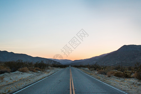 日落时向山区开放的道路美国加利福尼亚AnzaBorrego图片
