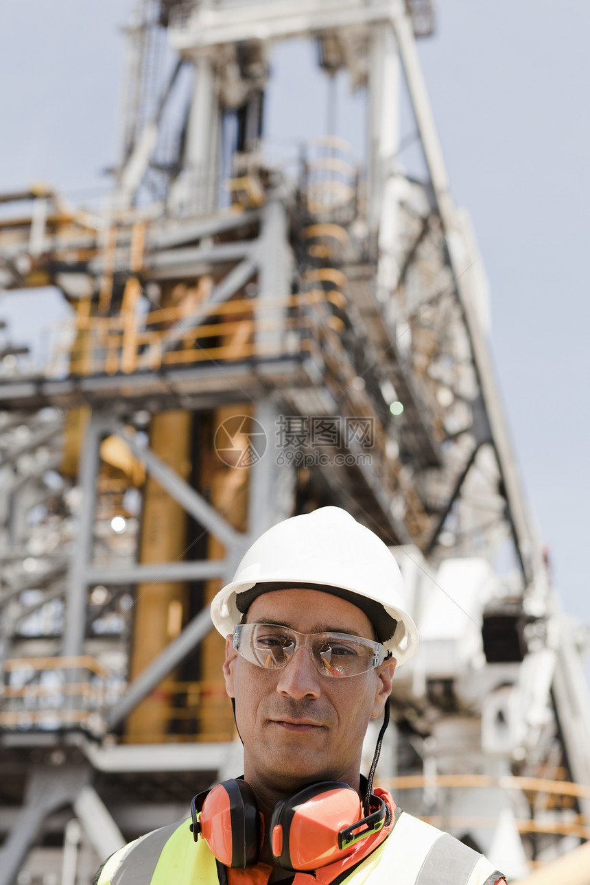 石油钻井平台工程师图片