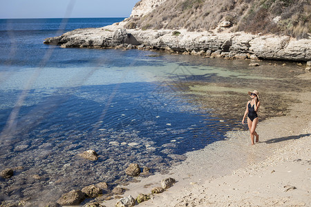 在意大利撒丁岛比亚西米乌斯海滩智能手机上聊天图片
