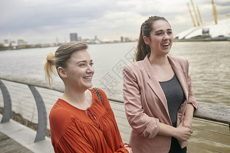 2名青年女企业家在联合王国伦敦水滨上发言两个人高清图片素材