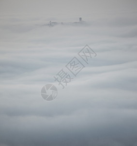 意大利皮德蒙特州朗河市低云层产生的银幕屋顶图片