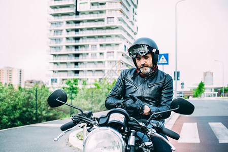 骑摩托车的男马子戴上手套图片