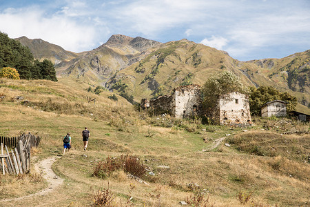 在格鲁吉亚斯瓦涅蒂山地上徒步旅行的男子图片