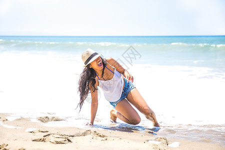 美国加利福尼亚州马里布海滩上摔跤的中成年妇女图片