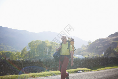 背着背包徒步旅行的成年男性图片