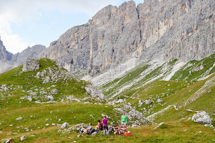 奥地利山脉上休息的徒步旅行者图片