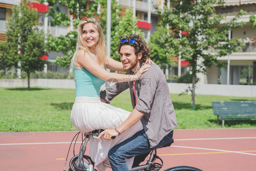 在公园骑自行车的夫妇图片