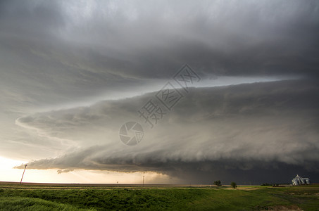 堪萨斯州利奥提附近的牧场上旋转的云图片