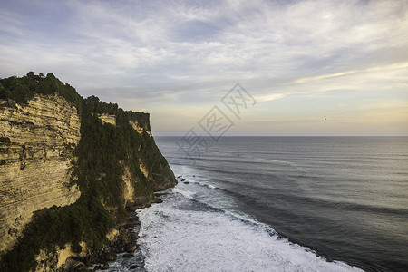 印度尼西亚巴厘乌卢瓦图悬崖和海的更高视野图片