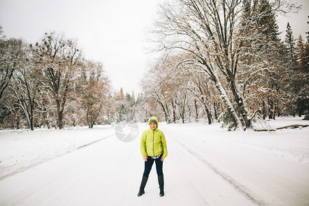 一个人站在雪覆盖的风景上看着摄影机图片