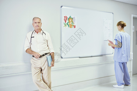 医院病房的老年医生靠墙站着护士面对墙站着图片