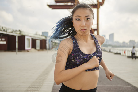 运动女性在外滩跑步图片