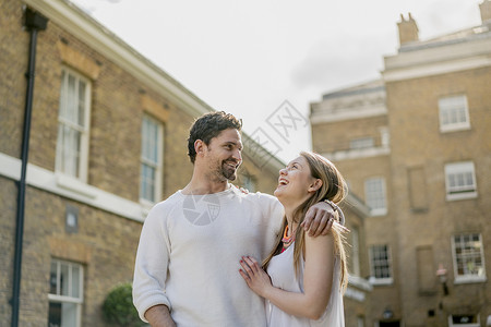 快乐的年轻夫妇在英国伦敦王大道上漫步笑高清图片素材