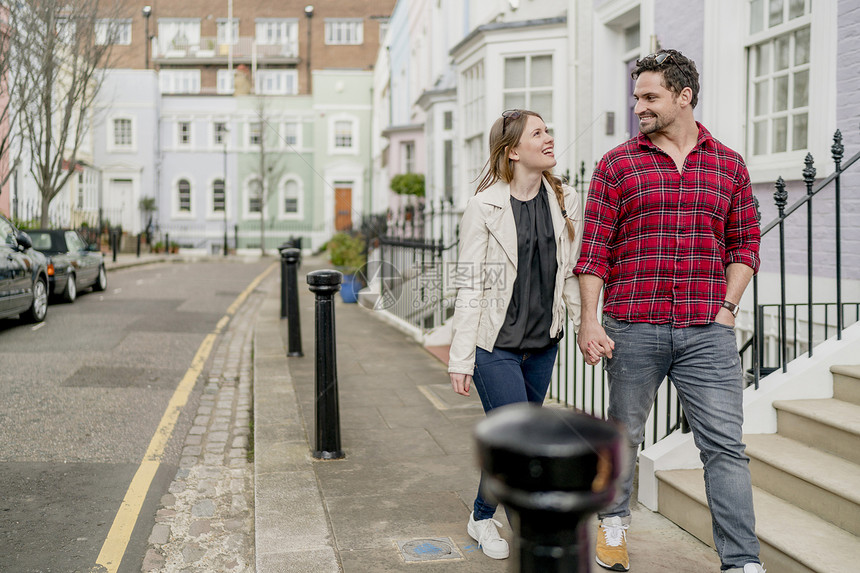 年轻夫妇在英国伦敦KingsRoad散步和牵手图片