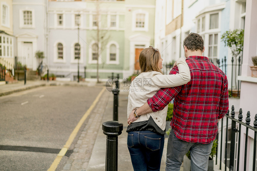 年轻夫妇在英国伦敦KingsRoad散步图片