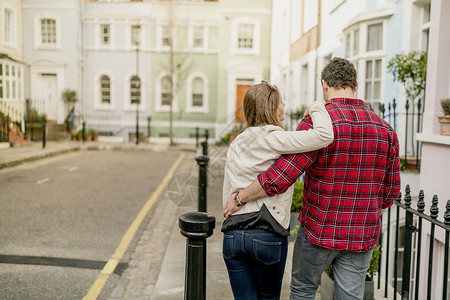 年轻夫妇在英国伦敦KingsRoad散步成年女子高清图片素材