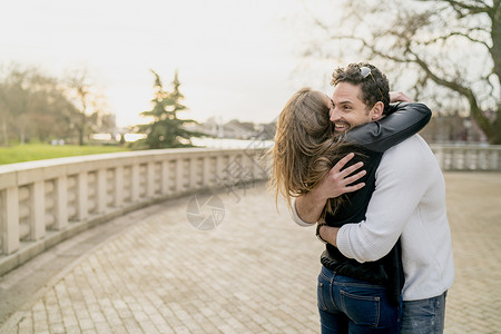 在英国伦敦Battersea公园抱的年轻快乐夫妇毛衣高清图片素材