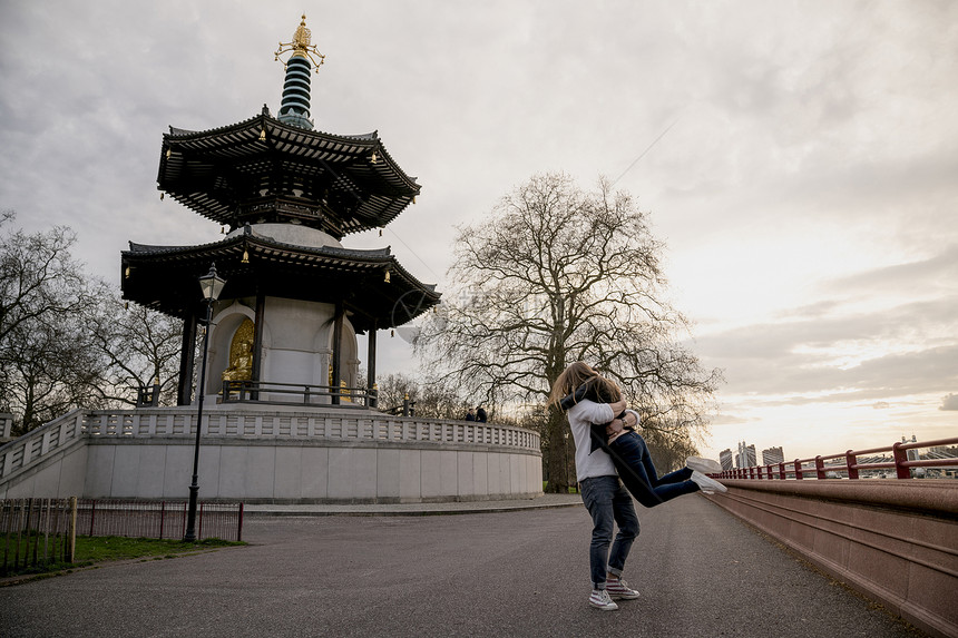罗马青年男子在英国伦敦Battersea公园抱起女友，拥抱彼此，图片