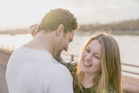 日落时在滨海的罗马夫妇英国伦敦巴特海公园皮夹克高清图片素材