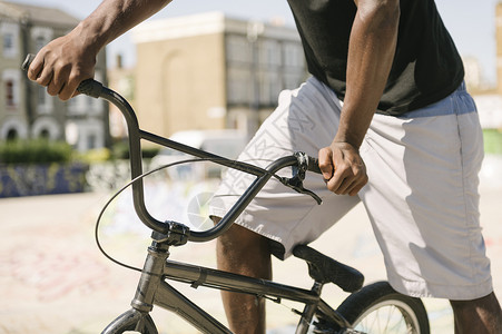在skatepark一个年轻人骑着BMX自行车的短镜头背景图片