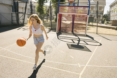 青年女子在篮球赛场跑图片