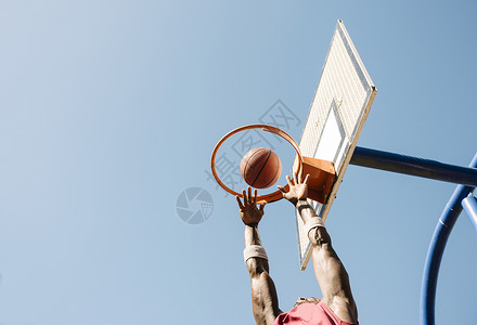 年轻男篮球运动员在投篮图片