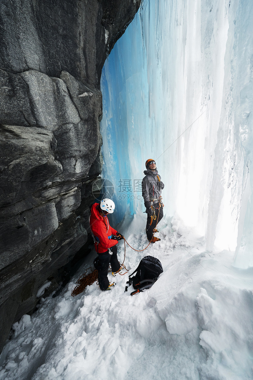 一对在山洞冰上攀岩的夫妇瑞士萨斯费图片