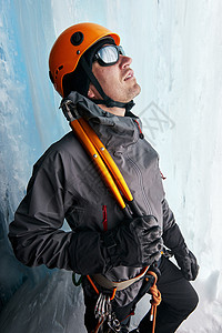 冰山洞中登者的肖像向上看图片