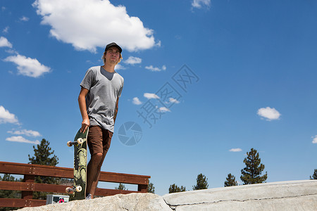 美国加利福尼亚Mammoth湖滑冰公园的年轻男滑板运动员图片