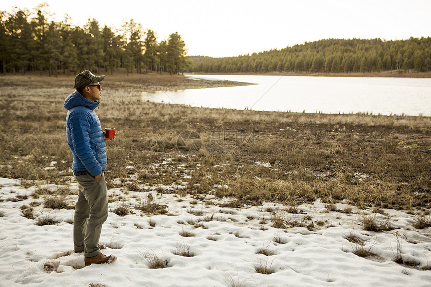 美国亚利桑那州弗拉格斯塔夫中年男子站在湖边看着风景图片