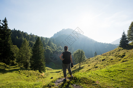 意大利帕索马尼瓦站在山坡上眺望远方的男子图片