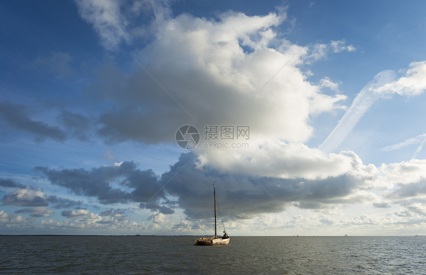 荷兰弗里斯阿梅州瓦登海的平底帆船图片