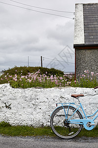 爱尔兰印尼什莫岛石墙旁的自行车图片