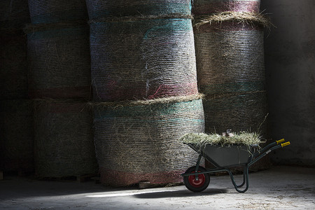 农场谷仓中的轮车和干草堆图片