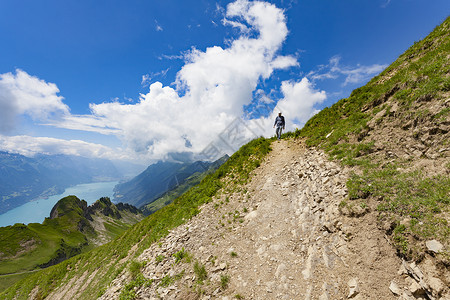 徒步攀登山顶的徒步旅行者图片