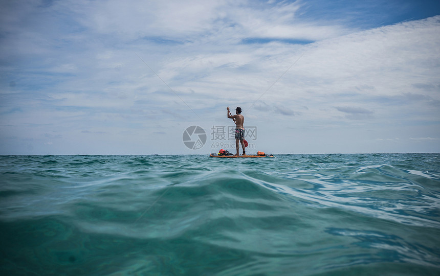 海上划水的年轻女子图片