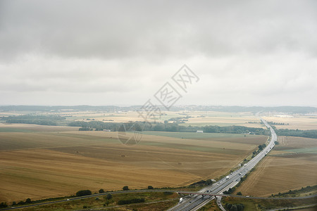 穿越农村地貌的公路高架视野图片