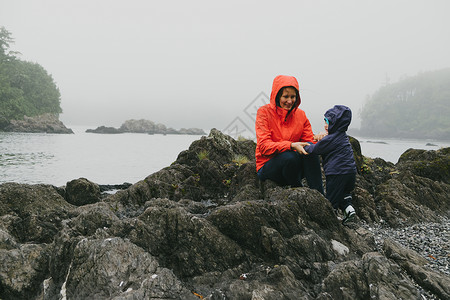 觉华岛加拿大不列颠哥伦比亚温华岛岩石上的母子背景